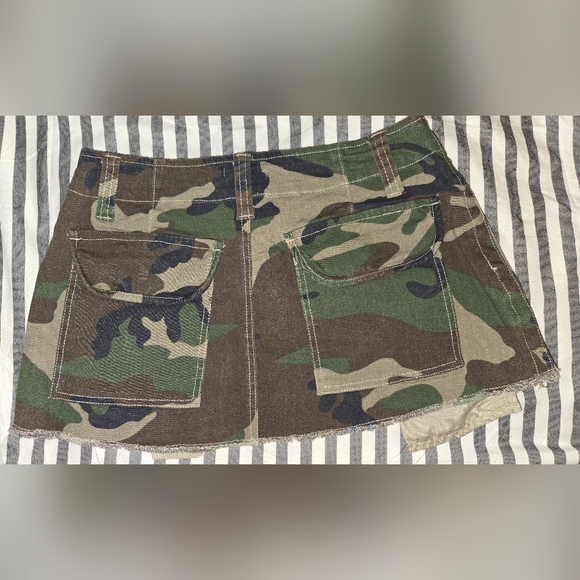 2 Mini Skirts - Picture 4 of 7